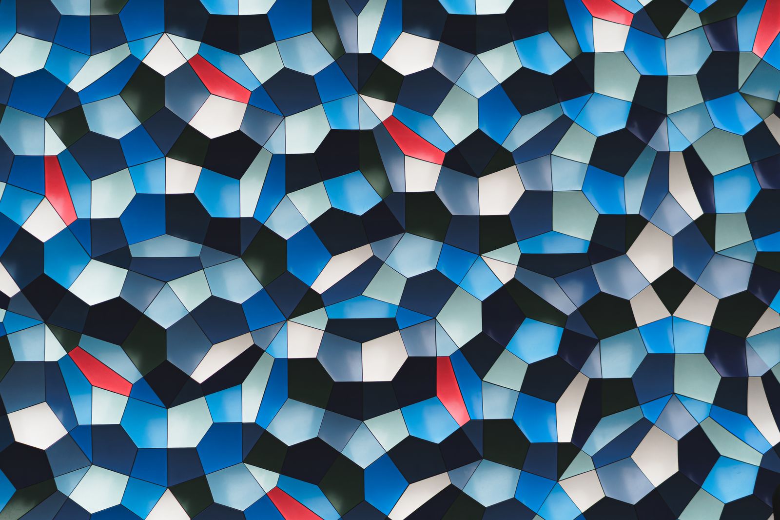 Et geometrisk mønster av fargede former, som illustrasjon på visuell matriseresonnering.